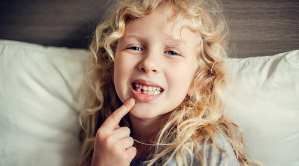 Vârsta la care un copil își pierde dinții: Ce trebuie să știe părinții