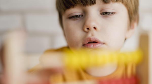 Contactul vizual și autismul. Cum o convingere veche de zeci de ani e zdruncinată de un nou studiu. Cercetători: „Ar trebui să fim atenți la alte aspecte”