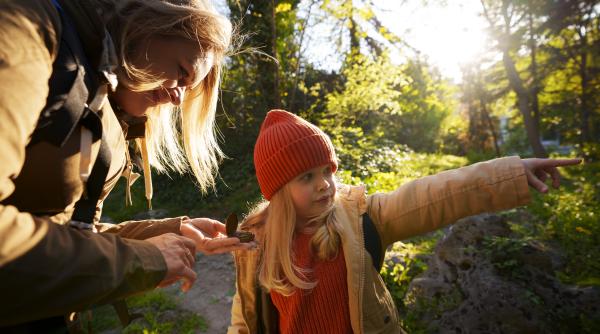 Întrebările importante pe care să le adresezi copilului tău pentru a-i dezvolta inteligența emoțională. Psiholog: „Îi dezvolți empatia, conștiința de sine și vocabularul emoțional!”