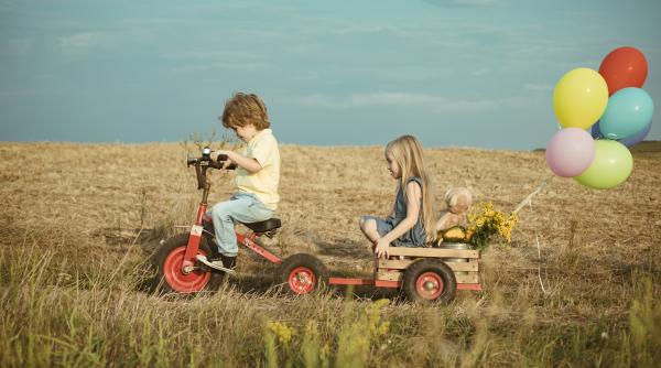 Cum ne distram fără internet: Descoperă jocurile copilăriei pe care copiii de azi nu le mai știu! De la Țurca la șotron, cele mai tari activități de altădată