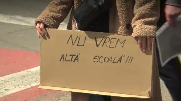 Părinți furioși au ieșit în stradă, în Ploiești: Elevii învață în 3 schimburi și nu mai fac față! Daniel David: Din anul școlar viitor va fi interzisă organizarea orelor astfel!