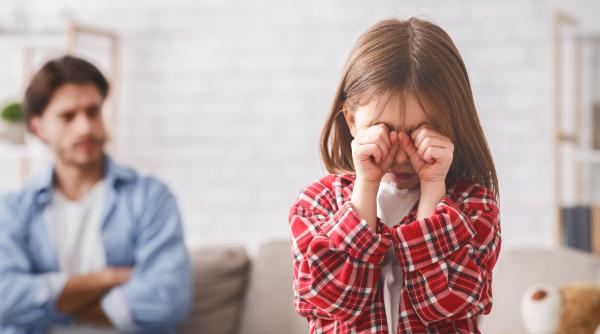 „Trebuie să renunți la expresiile cu care ai fost crescut!” Experții în parenting dezvăluie afirmațiile „învechite” care sunt considerate „abuzive” asupra copiilor