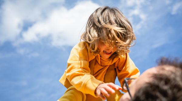 Aceste 5 amintiri din copilărie modelează modul în care ești astăzi părinte. Expert în parenting: „Călătoria ta parentală începe chiar din momentul nașterii”