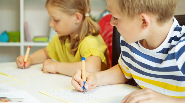 Uită de ortografie! Aceasta este una dintre cele mai puternice modalități prin care copiii învață să scrie mai bine și să dezvolte gândirea critică cu privire la propriile texte