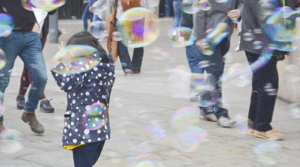 Copiii își doresc mai mult timp cu părinții! Flashmob-manifest, pe Calea Victoriei