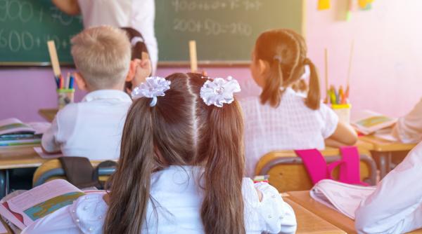 Ce e NEVOIE să facă învățătorii cu copiii în clasa pregătitoare? Prof. Claudia Chiru: „E musai asta! Toate au o ordine. Să NU ne mai grăbim!” / VIDEO