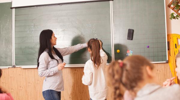 Ce funcționează și ce NU în educație? Factorii care influențează pozitiv sau negativ succesul școlar, conform unui studiu masiv la nivel mondial: 300 de milioane de elevi, analizați