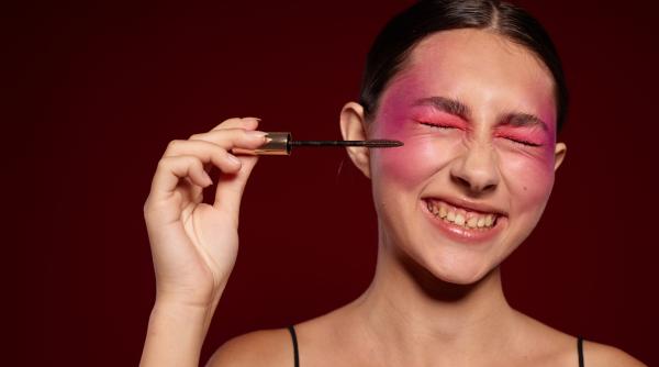 Greșeli de make-up care te fac să pari mai bătrână