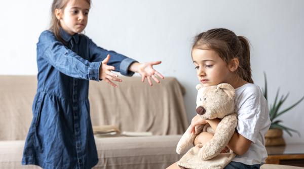 Nu-i mai spune „împarte jucăriile și cu ceilalți copii!” Afirmațiile dovedite care îl ajută să fie generos, fără presiune, conform unui psiholog