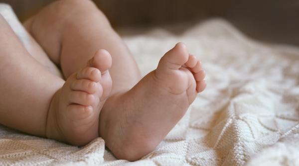 STUDIU: Sărăcia poate afecta dezvoltarea creierului la bebeluși