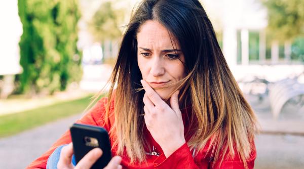 „Te scot din grup!” Cum au ajuns grupurile de WhatsApp ale părinților să devină „teren” de bullying în școli: Atacuri josnice și discuții toxice despre profesori