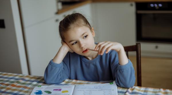 „Temele la clasa pregătitoare, ilegale!” Semnalul de alarmă tras de prof. Claudia Chiru: „Doamnele învățătoare să se oprească, chinuie pe toată lumea!” / VIDEO