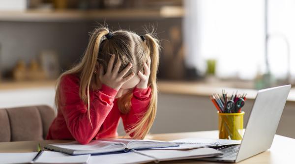 Cât de mult ar trebui să scrie un copil în clasa I? Prof. Claudia Chiru: „Doamnele învățătoare care dau pagini ar trebui să le facă dumnealor să vadă cum se simte copilul!” / VIDEO