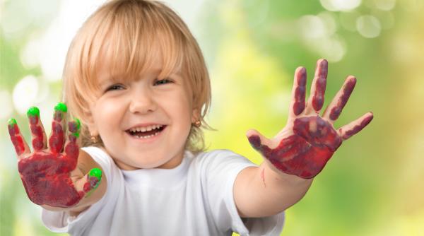 Copil cu sinestezie. Un „dar neurologic” care îi dă „superputeri” senzoriale: „miroase sunetele și aude culorile”