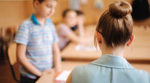 „Un intelectual nu ar trebui să lucreze din frustrare cu copiii!” Mesajul prof. Claudia Chiru pentru învățătorii care transformă temele în pedeapsă, umilință și rușine / VIDEO