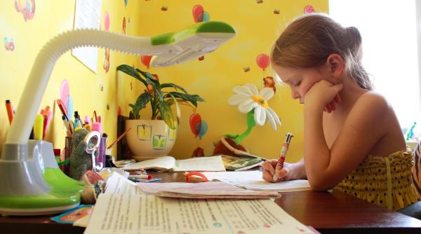 Acestea sunt cele trei culori care îl pot ajuta pe copilul tău să se concentreze mai bine și să memoreze mai ușor, potrivit psihologiei culorilor