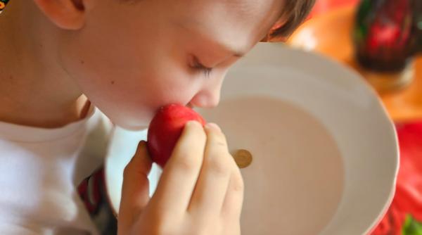 Copiii din România s-au spălat în această dimineață de Paște cu ou roșu pe față. Ce simbolizează această tradiție? NU pentru că „așa se face”!