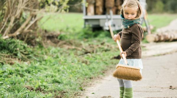 Viața practică Montessori: Ce este și cum o poți aplica acasă prin activități care dezvoltă autonomia copilului