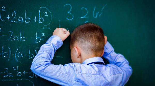 Tabla înmulțirii în clasa a II-a? Prof Claudia Chiru spune STOP și explică metoda care funcționează: „Îi las să se chinuie un pic. Apoi o cer cu disperare. Și o învață într-o săptămână!” / VIDEO