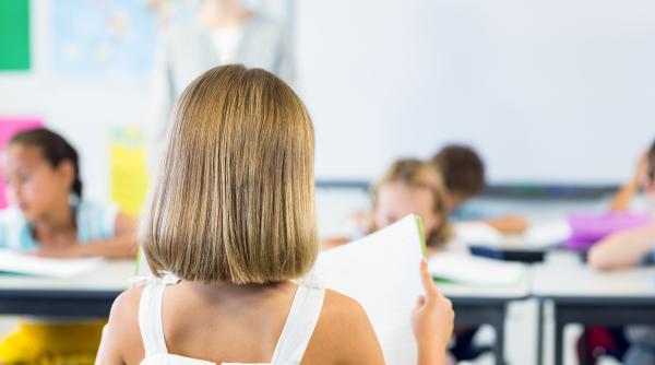 De la clasa a II-a la a III-a: e adevărat că e momentul în care școala devine „serioasă”? Prof. Claudia Chiru explică ce trebuie să știe orice părinte despre această etapă 