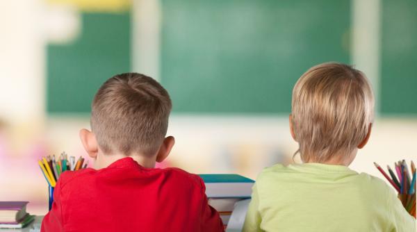 O învățătoare cu zeci de ani de experiență a răbufnit: „Copiii ajung la școală în scutece și nu mai știu să comunice. E o problemă mult mai gravă decât ne imaginăm!”