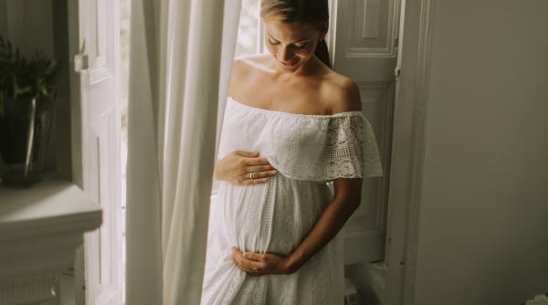 Ce trebuie să facă o mamă înainte să nască. Urania Cremene: „Este un sentiment că toți ceilalți își văd de viața lor, în timp ce a ta s-a schimbat”