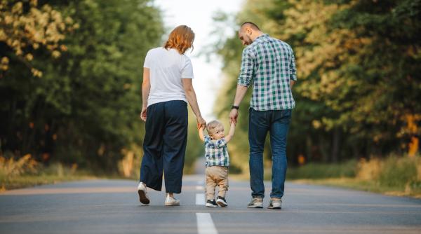 „De ce părinții nu mai au prieteni?” Întrebarea care a stârnit revoltă pe rețelele sociale