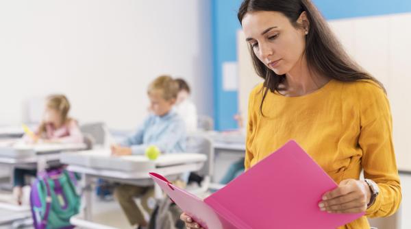 O profesoară a fost arestată și reținută timp de șapte ore într-o celulă, după ce le-a confiscat iPad-urile fiicelor sale