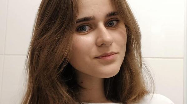 Pasiune pentru apicultură la 19 ani. O tânără dintr-un județ din România îngrijește 320 de familii de albine. Teodora: „De mică am stat printre stupi și mi-a plăcut”