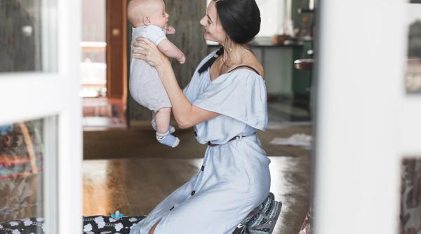 Vorbește-i copilului tău chiar dacă nu te înțelege: bebelușii pot învăța cuvinte fără să vadă obiectul începând de la 15 luni