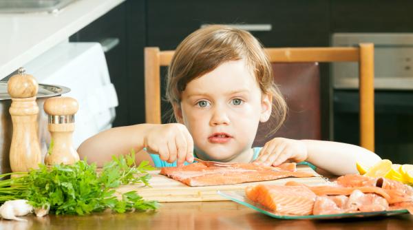 Un studiu recent confirmă: consumul de pește îi face pe copii mai sociabili