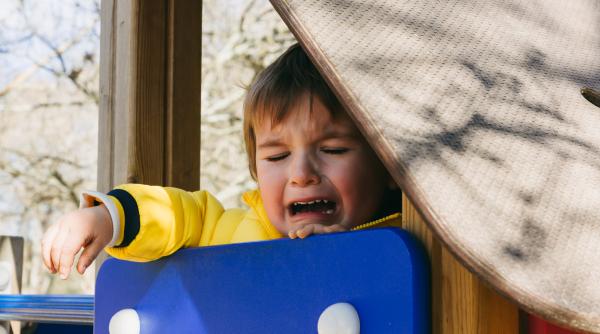 Cum să liniștești un copil supărat: 8 afirmații de la un psiholog care pot face diferența în gestionarea emoțiilor micuțului tău