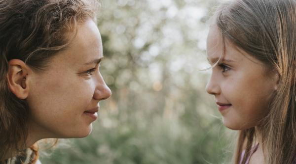 Cum ne eliberăm de tiparele dureroase moștenite din copilărie? Andrada Faina: „Abstinența NU funcționează în parentingul conștient.” Ce se întâmplă când doar ne abținem de la tiparele vechi / VIDEO 