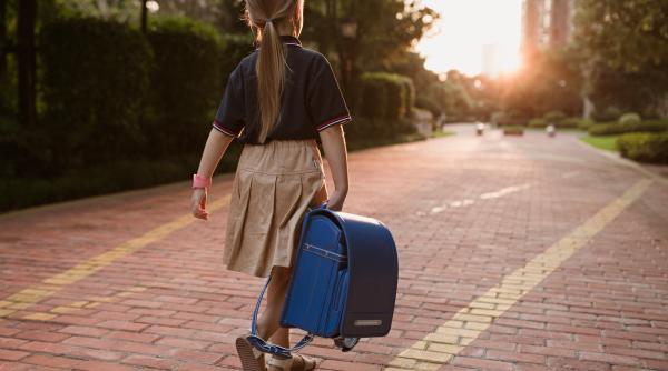 „Îl înscriu la școală sau îl mai țin încă un an la grădiniță?” 5 semne care arată că un copil are nevoie de un „an de creștere”, potrivit unui specialist în dezvoltare