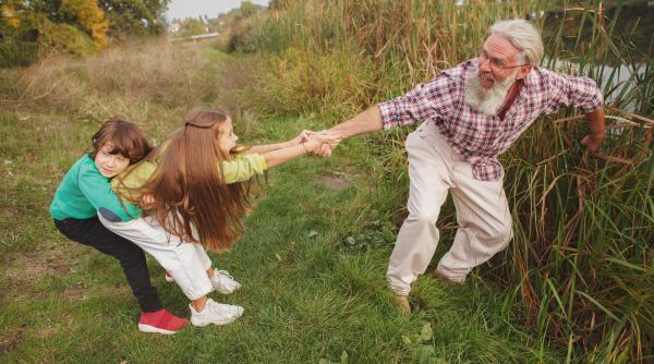 Lecțiile prețioase pe care psihologii spun că orice părinte și bunic ar trebui să le transmită noii generații