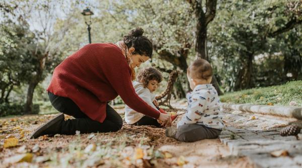 Andrada Faina: „Sunt egoiste motivele pentru care ne ajutăm copiii”. De ce parentingul conștient înseamnă mai puțin „a face pentru” și mai mult „a fi alături de”?/ VIDEO