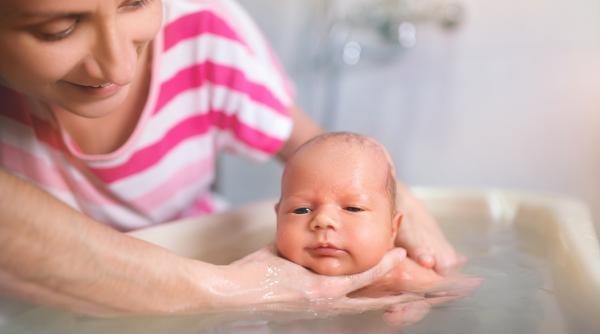 Bebelușul se spală zilnic? Dr. Bianca Vintilescu: „Nu așteptăm ca după sfaturile băbești până îi cade buricul”