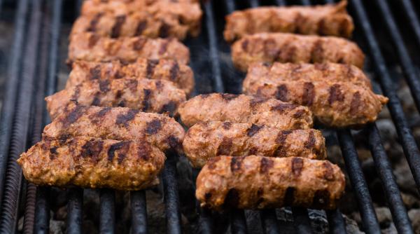 Mititeii „Dubai”, vedetele grătarelor de 1 Mai. Combinația inedită cu fistic și muștar face senzație online