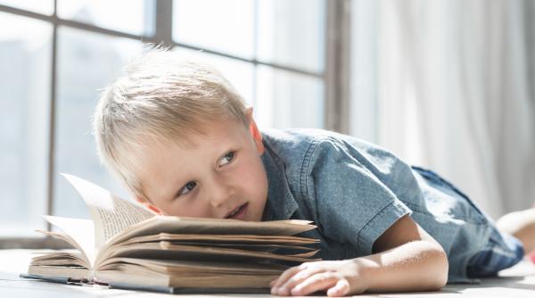 Tot mai puțini părinți le citesc copiilor