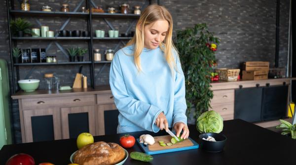 Mâncarea gătită acasă este văzută ca fiind mai sănătoasă, însă rolul de bucătar rămâne, în mod tradițional, al femeii