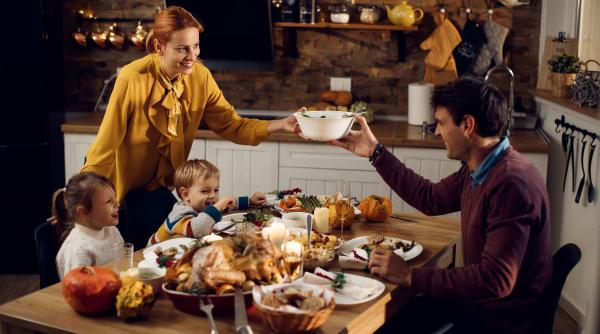 Tot mai puține familii iau masa împreună. Copiii simt lipsa acestor momente