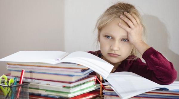 „Reamintire activă”: O tehnică simplă, dovedită științific, pentru a-ți ajuta copilul să-și amintească mai bine lecțiile