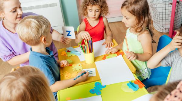 Topul celor mai „înșelătoare” nume de copii: Par rare, dar sunt peste tot! Educatoarele spun că le aud zilnic în clase: „Părinții se miră că în grupă mai sunt încă două fetițe cu același nume”