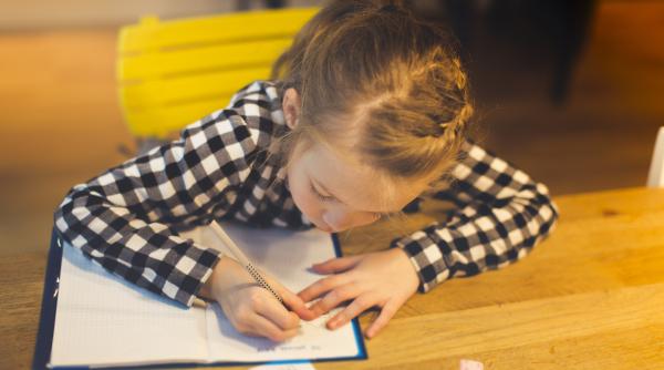 Abilitatea importantă care stimulează învățarea cititului și a scrisului, potrivit unui studiu recent 