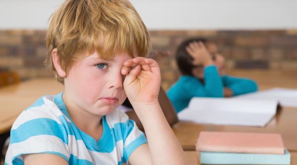 O învățătoare trage un semnal de alarmă: „Unii părinți ignoră complet igiena copiilor! Nu le spală părul, nu le taie unghiile, iar cutiile de pachețel sunt murdare”