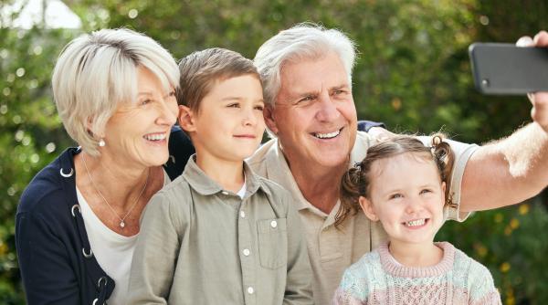 Adio povești, plimbări în parc sau jocuri pe covor! Asta fac cu adevărat bunicii atunci când au grijă de nepoții lor, potrivit unui nou studiu
