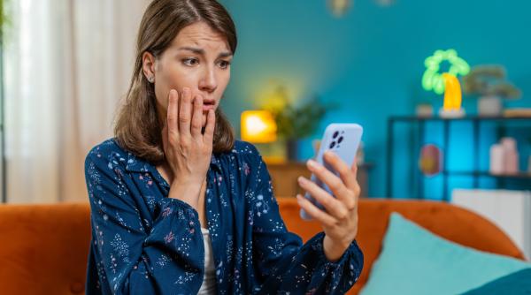 „Bună, mama!”. Frauda care se strecoară prin WhatsApp: Escrocii se dau drept copiii victimelor și cer bani urgent, folosind inclusiv voci generate cu inteligență artificială