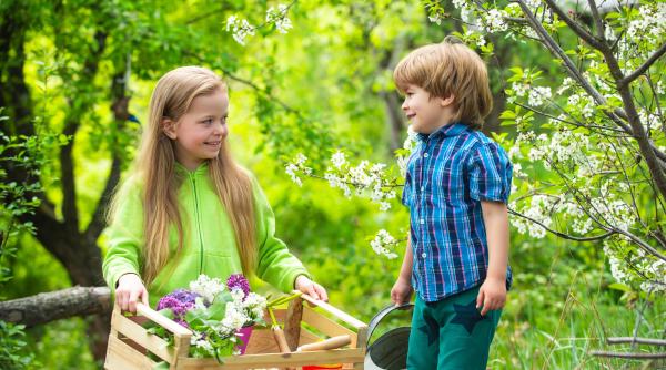 Cum își aleg copiii prietenii, în funcție de vârstă: La vârste mici, prietenia nu se alege cu mintea, se simte cu tot corpul