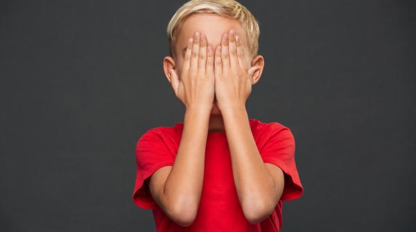 Copilul tău este timid? Află ce poți face pentru a-l ajuta să prindă încredere