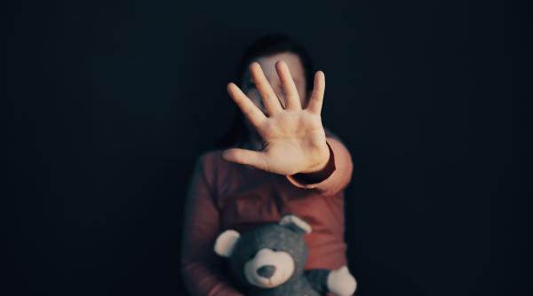 Încă un stat INTERZICE pălmuirea copiilor acasă și la școală: Părinții sau profesorii ar putea ajunge chiar după gratii. Ce prevede legea din România unde încă „bătaia e ruptă din Rai” în educație